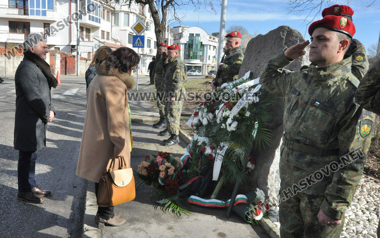 Венци и цветя за 146 г. от Освобождението на Хасково от османско владичество
