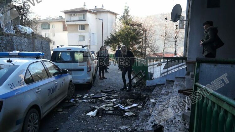 Д-р Проданов: "Няма опасност за живота на  четиримата обгазени при пожара от снощи"