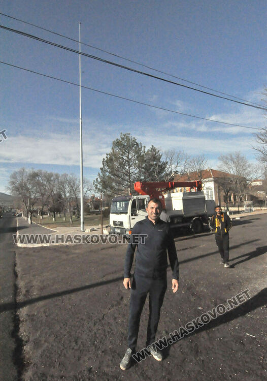 18-метров пилон за трибагреник издигнаха в Конуш