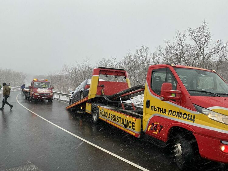 Катастрофа при крумовградското село Карамфил заради мократа пътна настилка,движението е затруднено