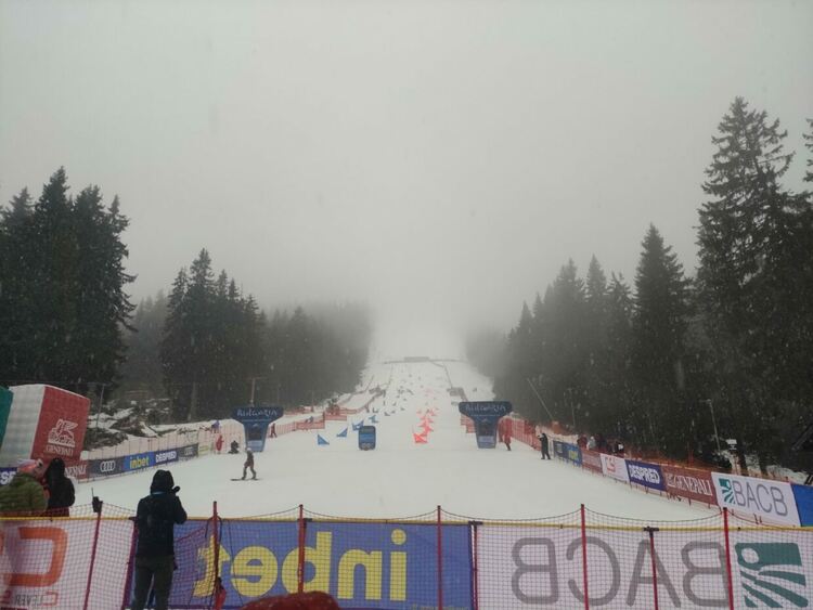 Десетки зрители изпълниха плац Студенец за стартовете от Световната купа по сноуборд