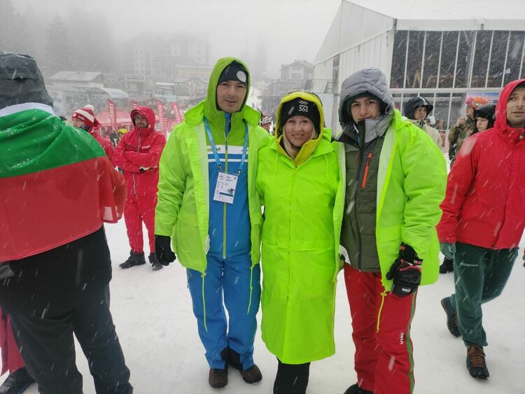 Десетки зрители изпълниха плац Студенец за стартовете от Световната купа по сноуборд