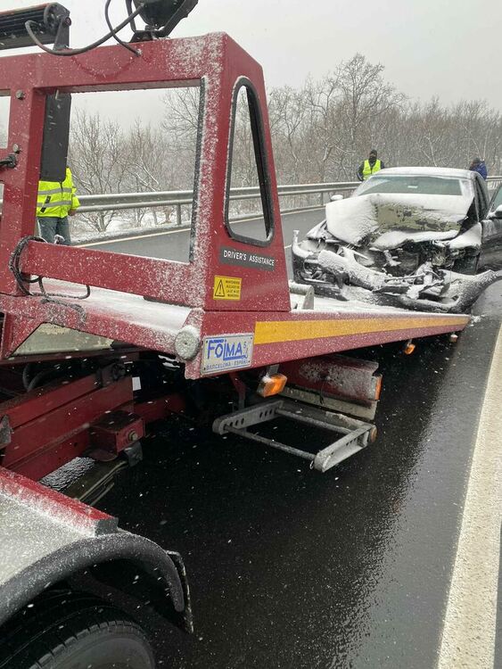 Катастрофа при крумовградското село Карамфил заради мократа пътна настилка,движението е затруднено