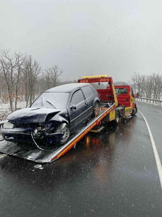 Катастрофа при крумовградското село Карамфил заради мократа пътна настилка,движението е затруднено