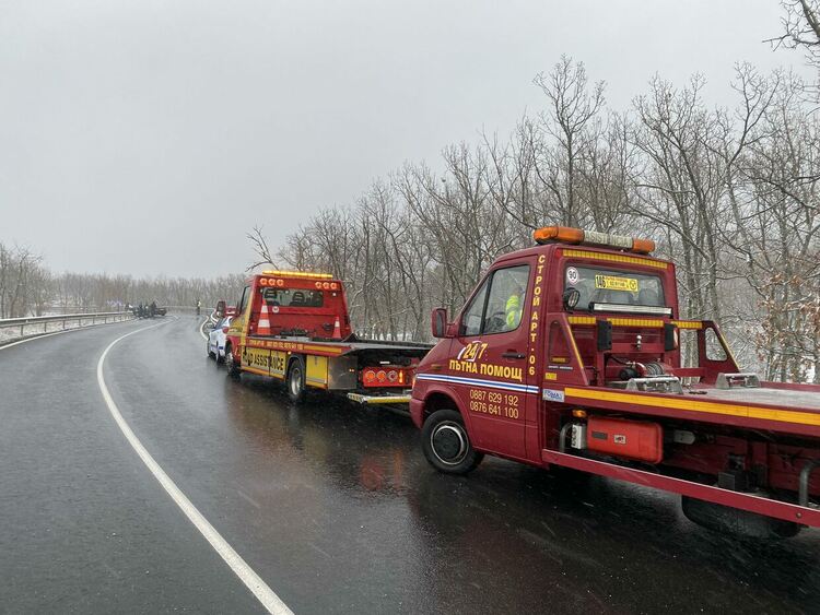 Катастрофа при крумовградското село Карамфил заради мократа пътна настилка,движението е затруднено