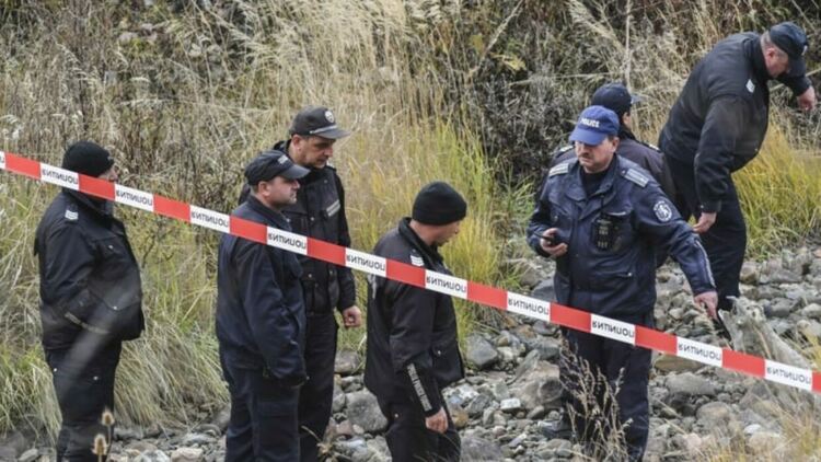 Обвиняват съпругата и родителите й за убийство на мъж, открит в опожарена кола