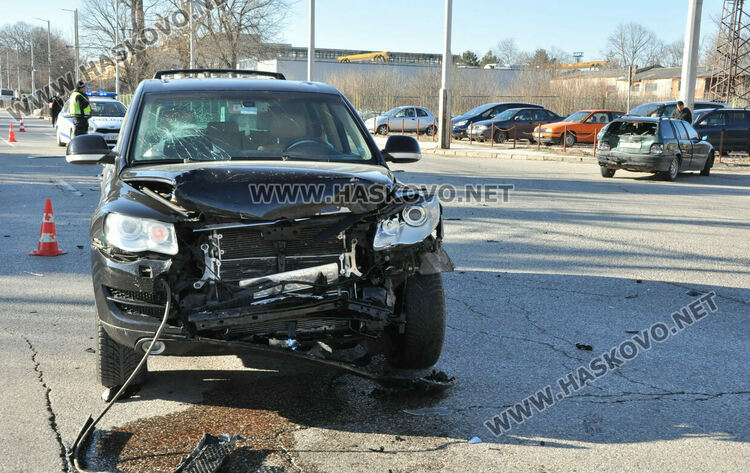 Джип и БМВ се удариха в Хасково, размина се с леко пострадал
