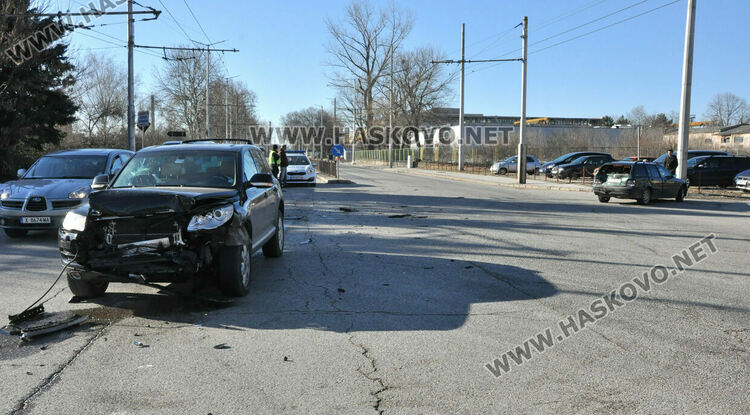 Джип и БМВ се удариха в Хасково, размина се с леко пострадал