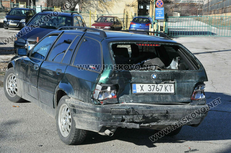 Джип и БМВ се удариха в Хасково, размина се с леко пострадал