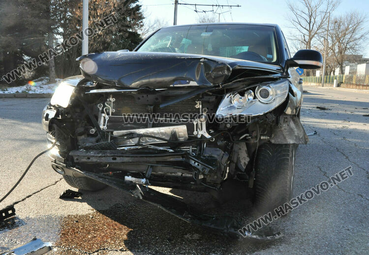 Джип и БМВ се удариха в Хасково, размина се с леко пострадал