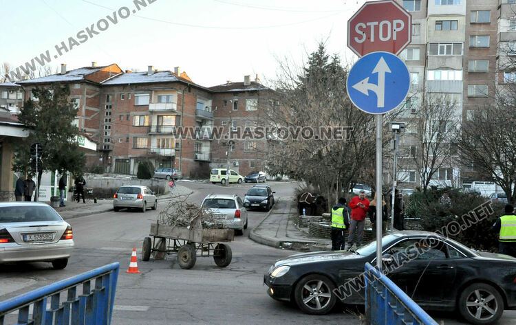 Мъж пострада при катастрофа между лек автомобил и каруца