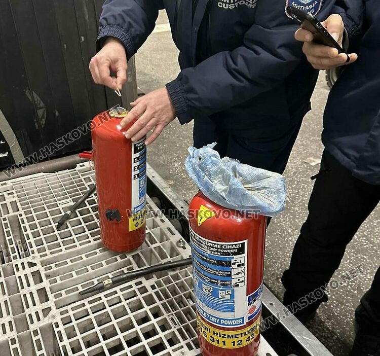 Шофьорът на камиона с пожарогасители, натъпкани с хероин, нямал идея какво вози