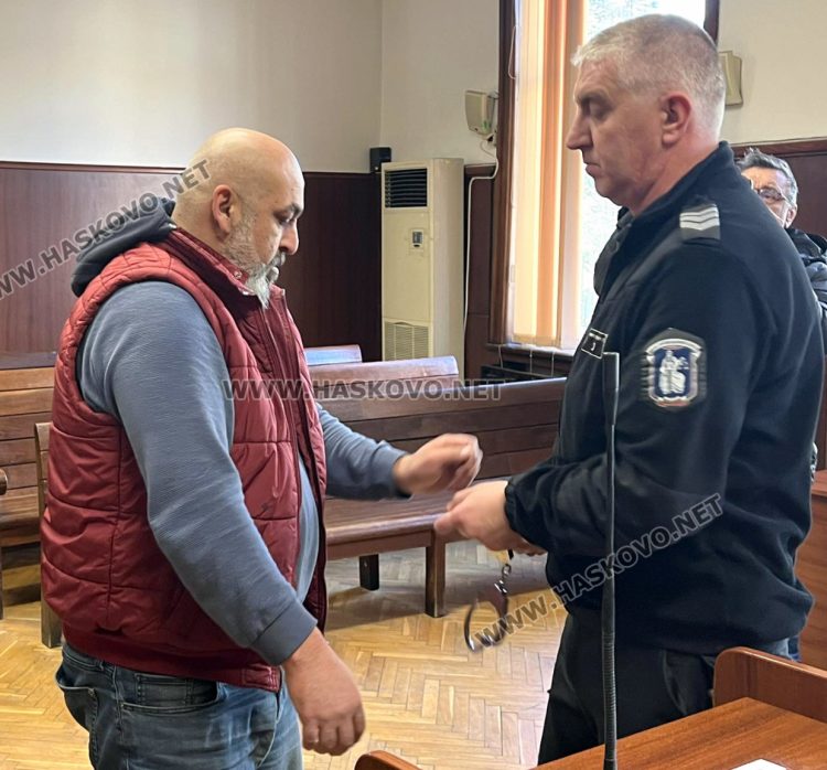 Шофьорът на камиона с пожарогасители, натъпкани с хероин, нямал идея какво вози