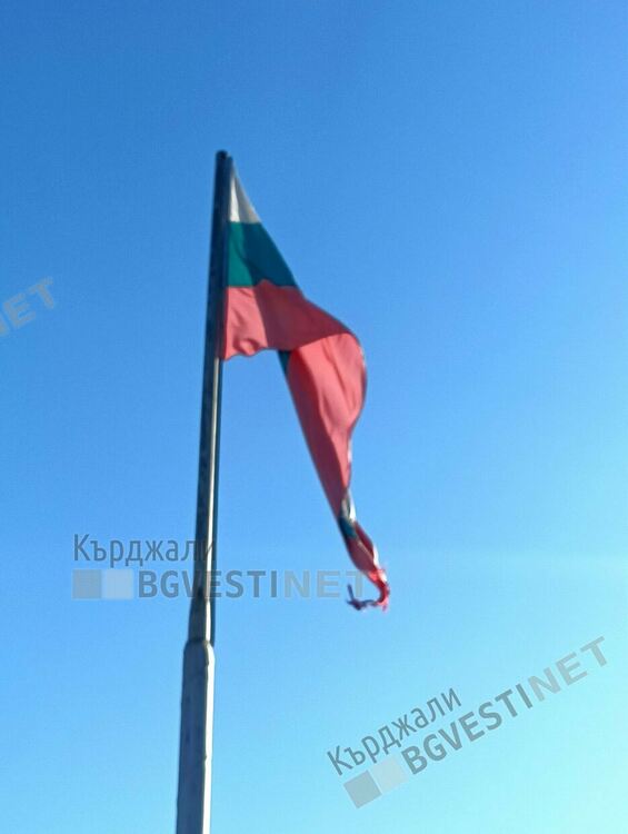 Скъсан трибагреник се вее на изхода на Кърджали за Маказа