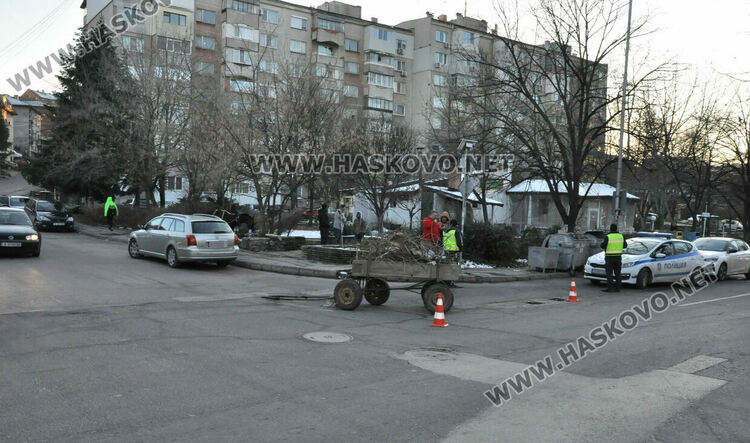 Мъж пострада при катастрофа между лек автомобил и каруца