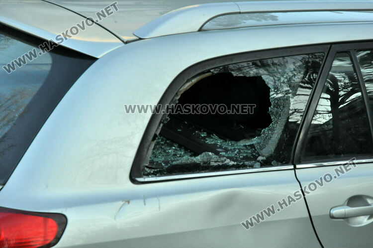 Мъж пострада при катастрофа между лек автомобил и каруца