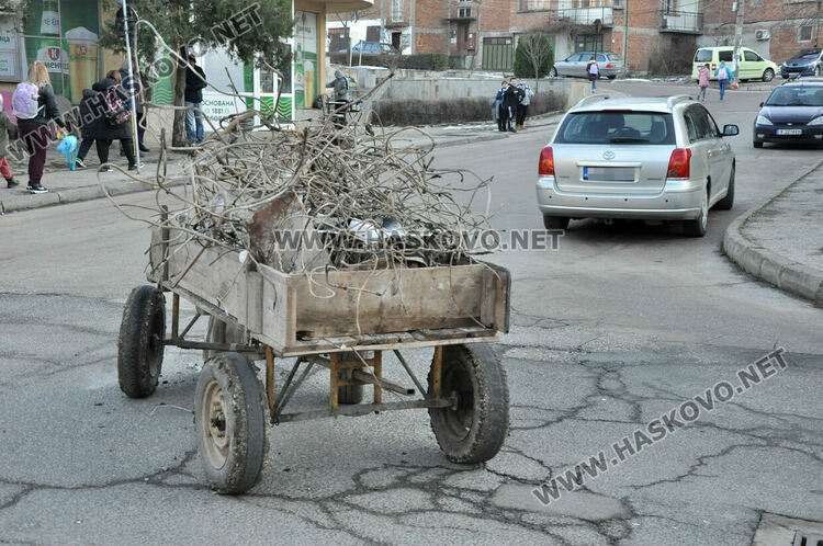 Мъж пострада при катастрофа между лек автомобил и каруца