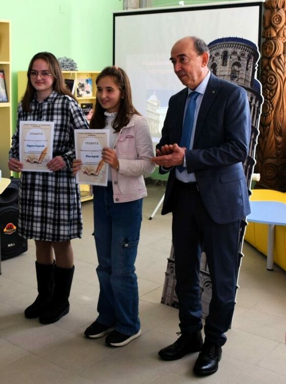 Двама са победителите в "Читател на годината" в Асеновград 