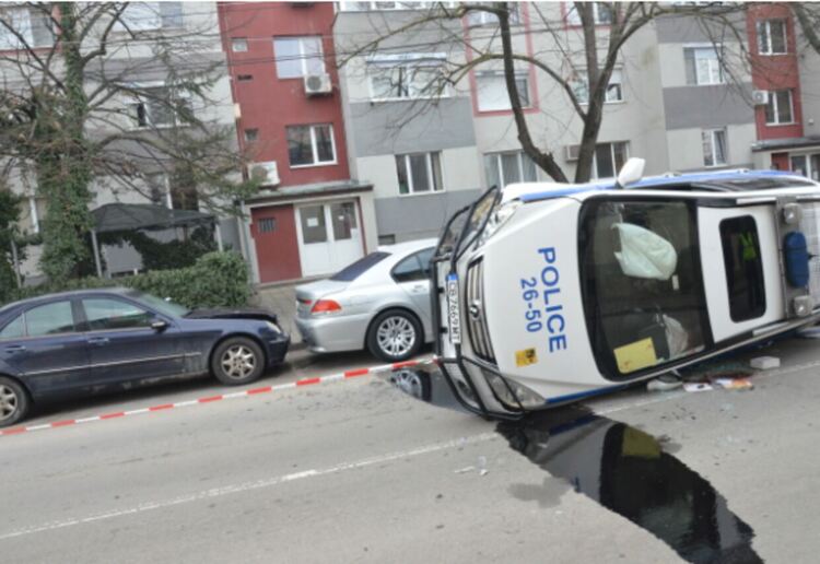 Полицаи пострадаха, след като блъснаха паркирано BMW