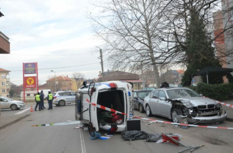 Полицаи пострадаха, след като блъснаха паркирано BMW