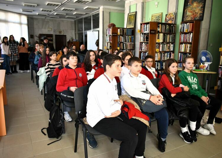 Двама са победителите в "Читател на годината" в Асеновград 