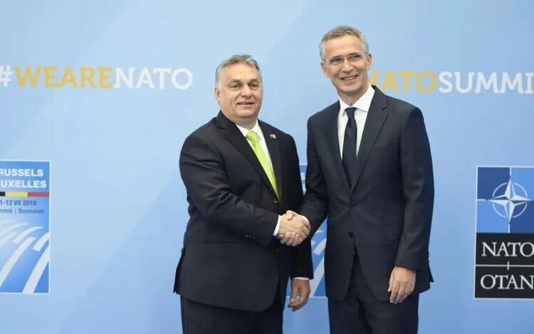 Виктор Орбан (вляво) увери Йенс Столтерберг, че вече разглежда приемането на Швеция в НАТО като спешен въпрос (снимката е архивна)