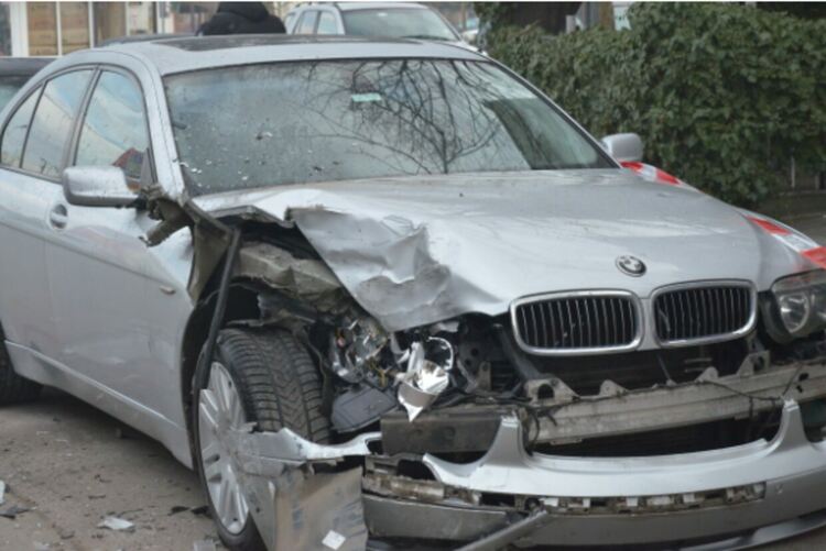 Полицаи пострадаха, след като блъснаха паркирано BMW