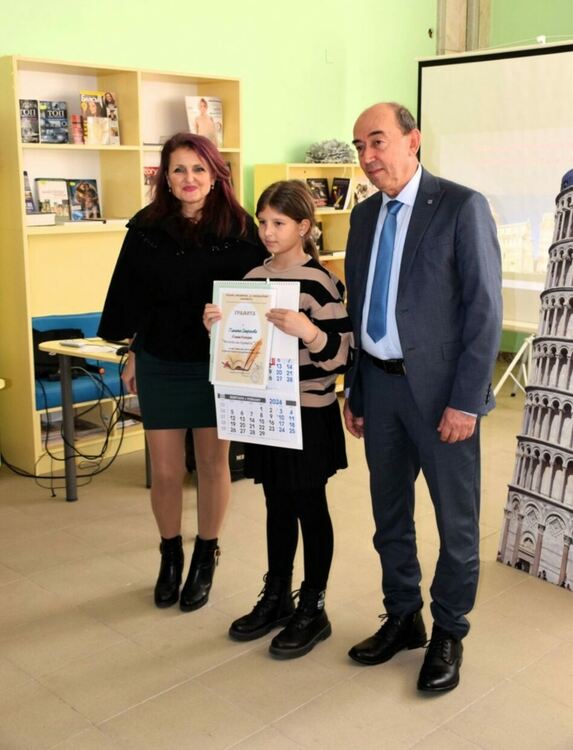 Двама са победителите в "Читател на годината" в Асеновград 