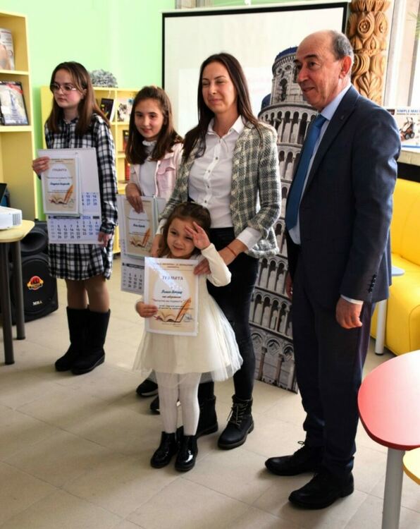 Двама са победителите в "Читател на годината" в Асеновград 