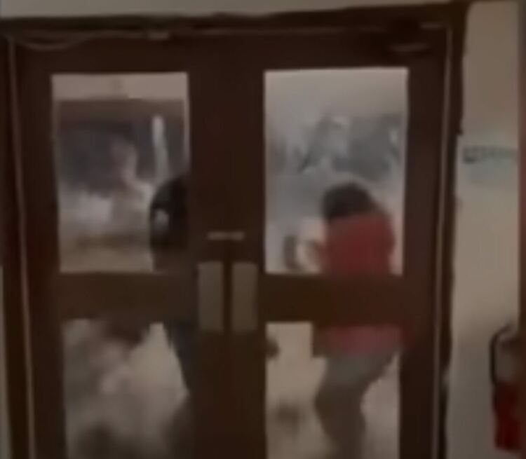 Огромна вълна удари американска военна база, има сериозни щети