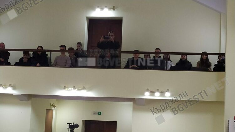   Ученици от „Славейков“ се включиха в работата на местния парламент в Кърджали, кметът ги приветства