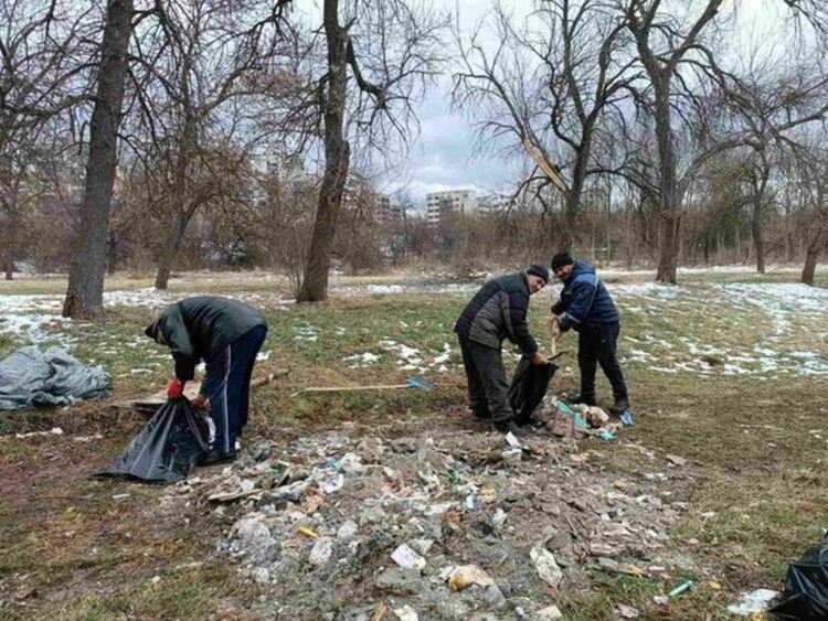 По сигнал от граждани кметът на Община Радомир разпореди да бъде почистена замърсена площ в градския парк, с нерегламентирано изхвърлени боклуци