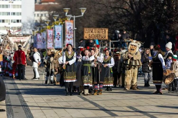 Първият фестивален ден на XXX МФМИ „Сурва“ 2024 започна с празнично настроение и цветове