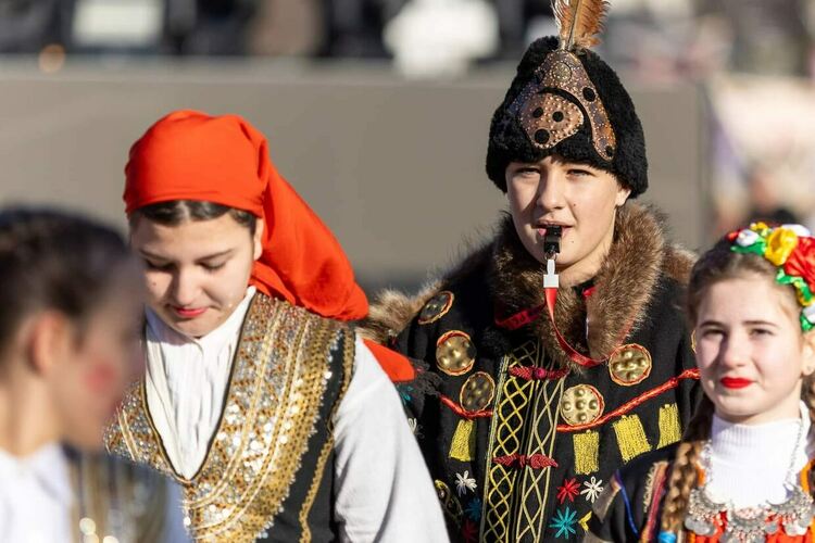 Първият фестивален ден на XXX МФМИ „Сурва“ 2024 започна с празнично настроение и цветове