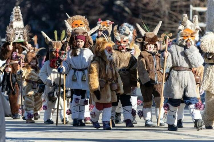 Първият фестивален ден на XXX МФМИ „Сурва“ 2024 започна с празнично настроение и цветове