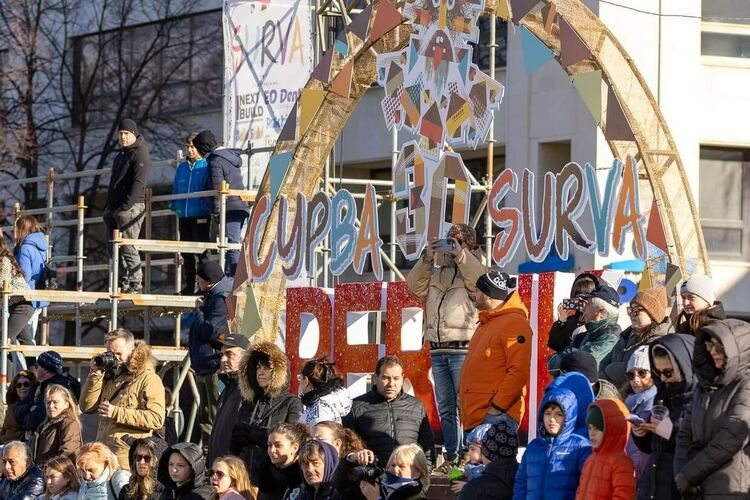 Първият фестивален ден на XXX МФМИ „Сурва“ 2024 започна с празнично настроение и цветове