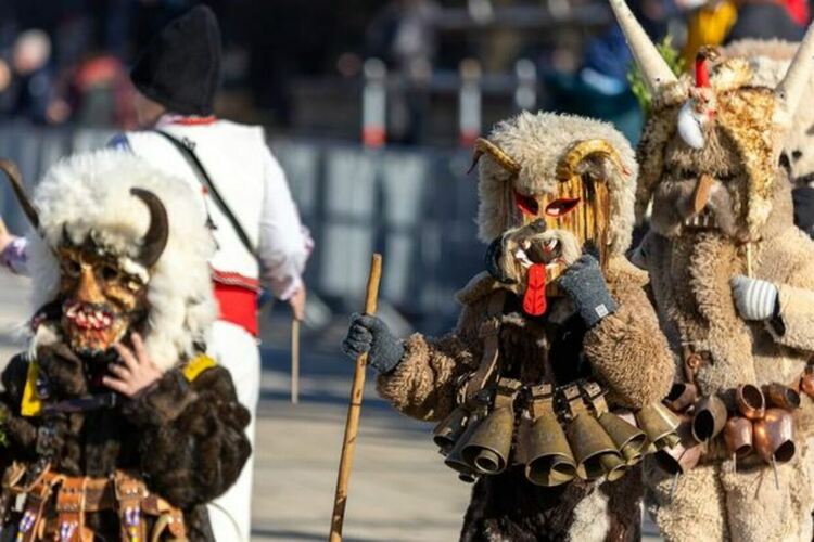 Първият фестивален ден на XXX МФМИ „Сурва“ 2024 започна с празнично настроение и цветове