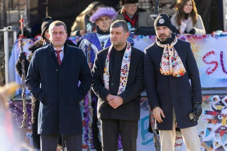 Първият фестивален ден на XXX МФМИ „Сурва“ 2024 започна с празнично настроение и цветове