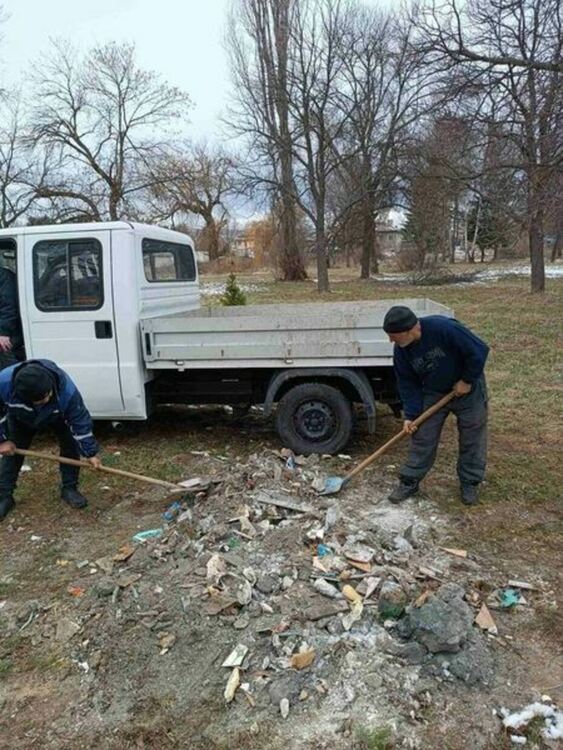 По сигнал от граждани кметът на Община Радомир разпореди да бъде почистена замърсена площ в градския парк, с нерегламентирано изхвърлени боклуци