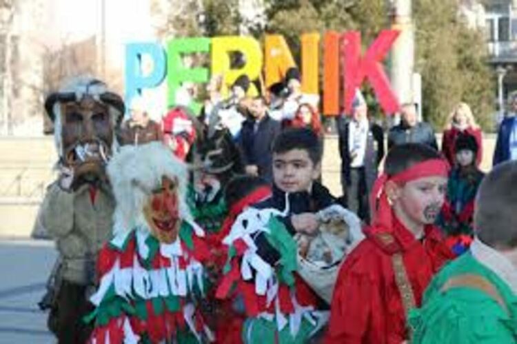 Над 1000 деца се включиха в детското маскарадно шествие „Сурвакариада“ в Перник