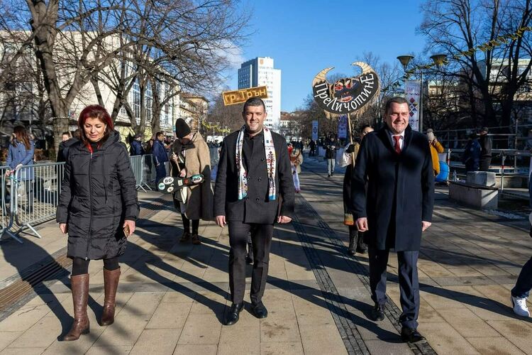 Първият фестивален ден на XXX МФМИ „Сурва“ 2024 започна с празнично настроение и цветове