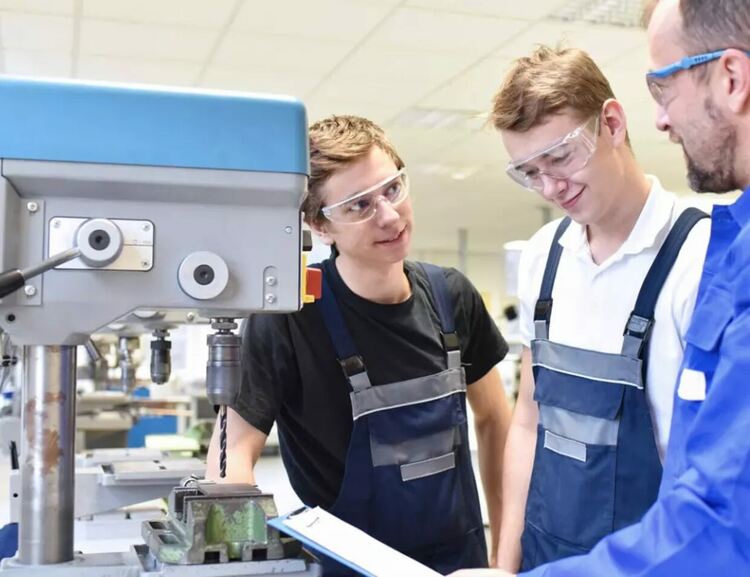 Държавата поема осигурителни вноски на учениците в дуално обучение