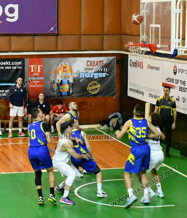 „Хебър“ победи „Хасково“ в дерби мач