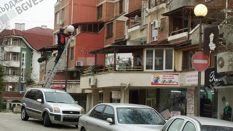 Без прецедент!Вкарват в ред уличното осветление на Кърджали в почивен ден