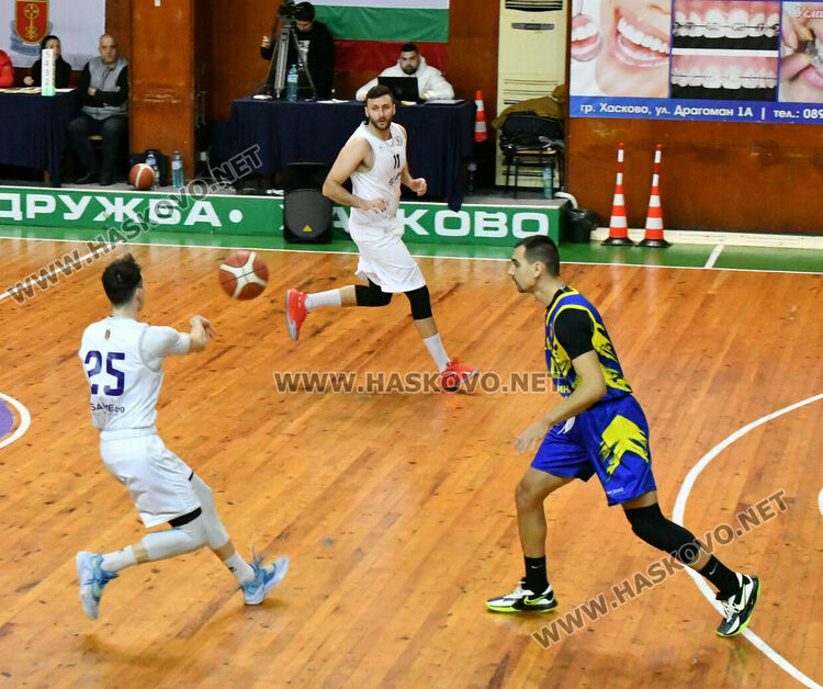 „Хебър“ победи „Хасково“ в дерби мач