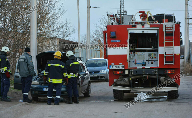 Автомобил се подпали в движение, собственикът успя да го загаси