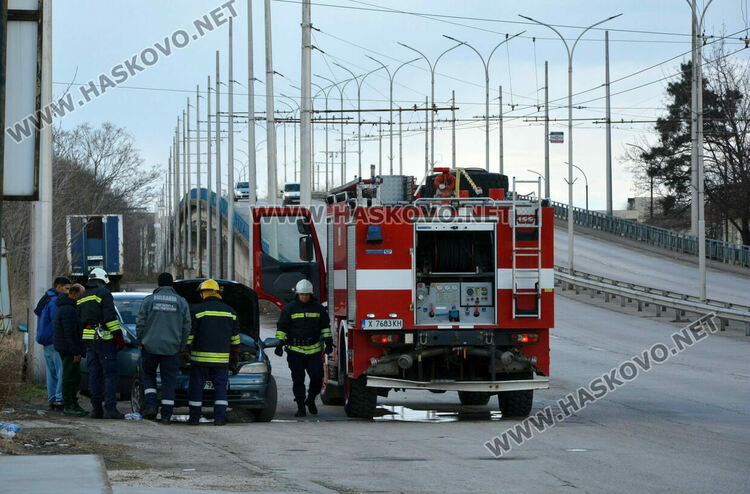 Автомобил се подпали в движение, собственикът успя да го загаси