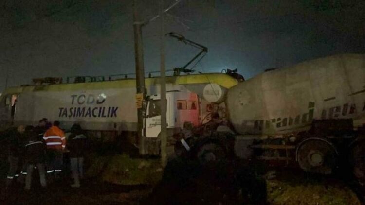 Сблъсък между  бетонобъркачка и нощния пътническия влак,пътуващ от Истанбул за София
