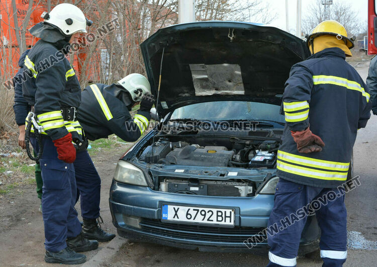 Автомобил се подпали в движение, собственикът успя да го загаси