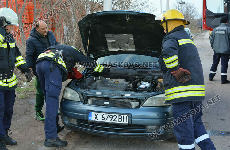 Автомобил се подпали в движение, собственикът успя да го загаси